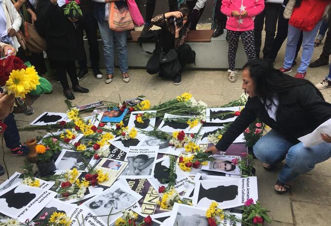 Familiares de muertos en combate y falsos positivos claman por los restos de sus seres queridos