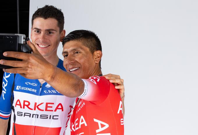 Nairo Quintana en sesión de fotos con el Arkea Nairo Quintana en sesión de fotos con el Arkea