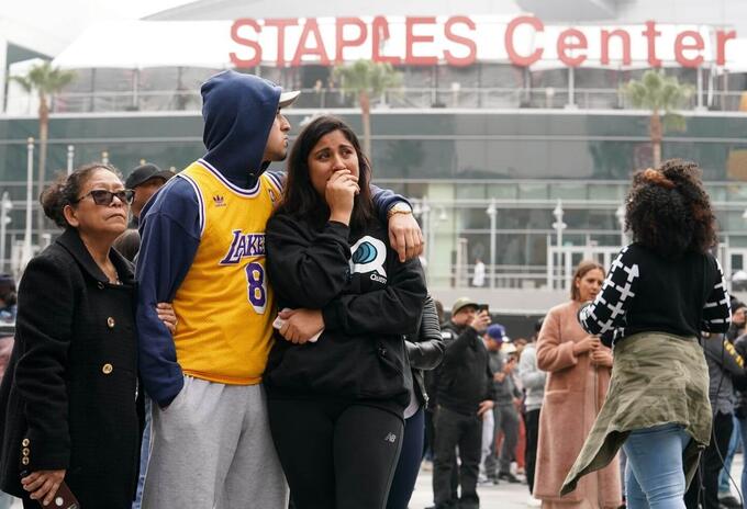 Fans de los Lakers lloran por Kobe Bryant en el Staples Center Fans de los Lakers lloran por Kobe Bryant en el Staples Center