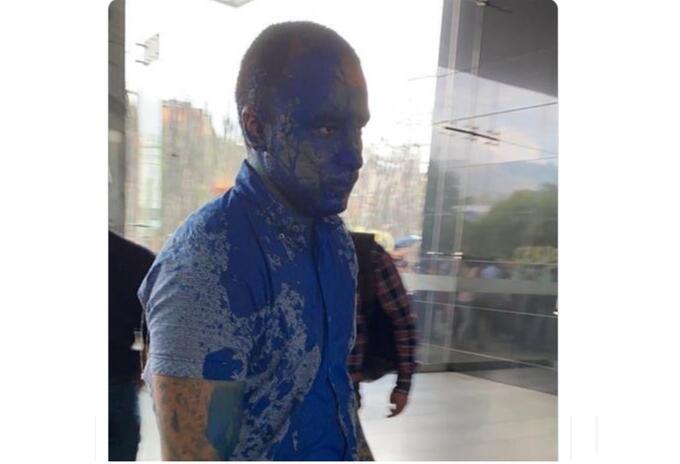 Hombre bañado en pintura por encapuchados Hombre bañado en pintura por encapuchados