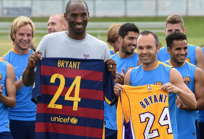 Kobe Bryant y Andrés Iniesta, en 2015 Kobe Bryant y Andrés Iniesta, en 2015