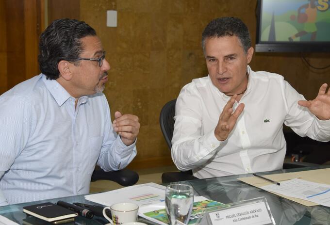 El alto comisionado para la Paz y el gobernador de Antioquia.