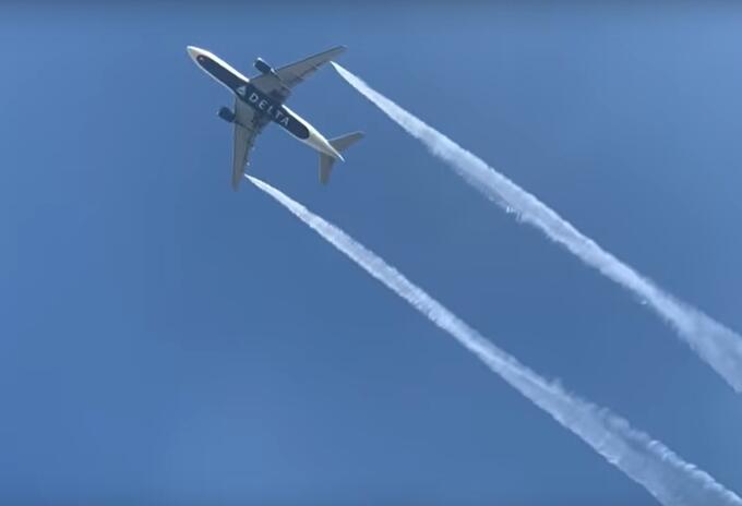 Avión libera combustible sobre escuela