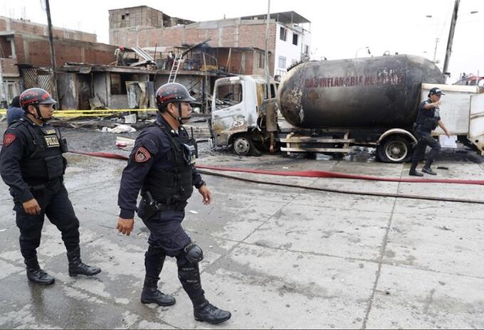 Explota camión con gas en Perú