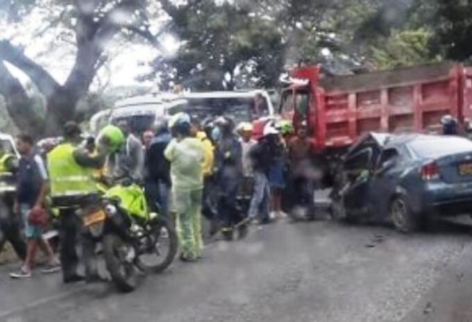 El choque de un automóvil con una volqueta dejó varias víctimas