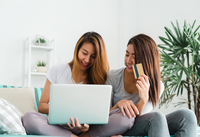 Mujeres realizando compras online