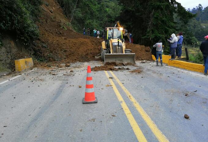 Derrumbe en vía al alto de La Línea Derrumbe en vía al alto de La Línea