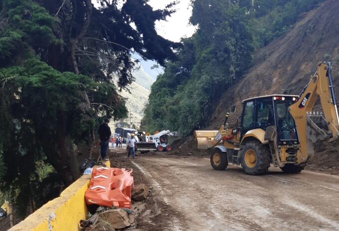 Deslizamiento en vía Cajamarca - Calarcá