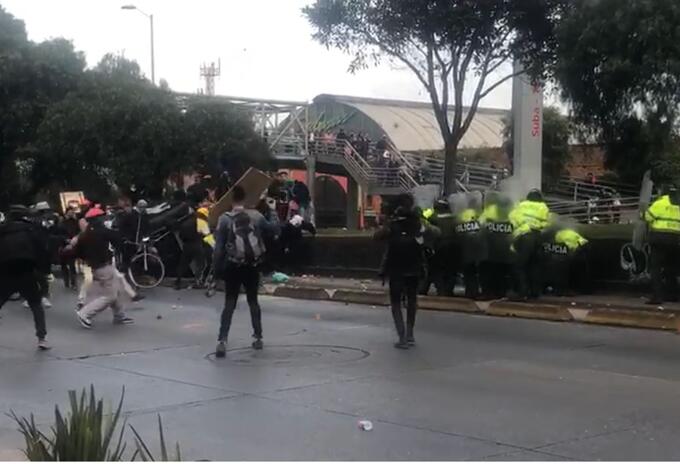 El ataque encapuchados a los policías en Suba