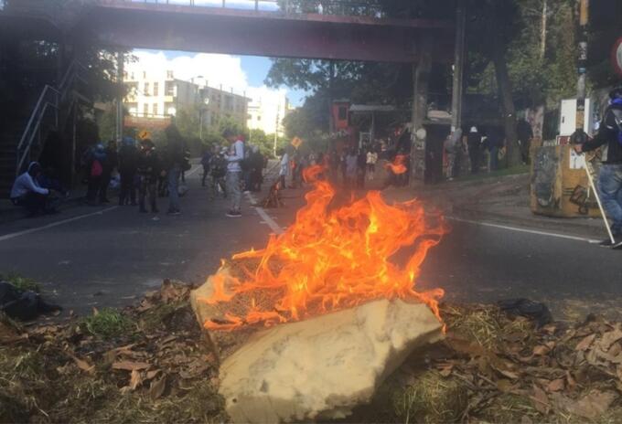 Encapuchados queman pasto en la Circunvalar