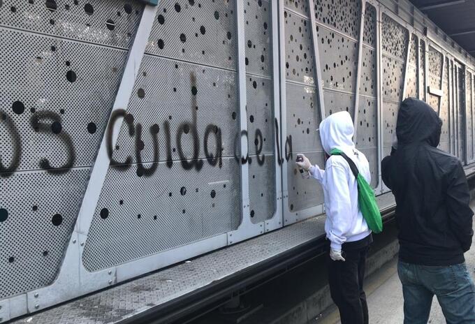 Un grupo de personas pintaron con graffitis las estaciones del Metroplús en Medellín