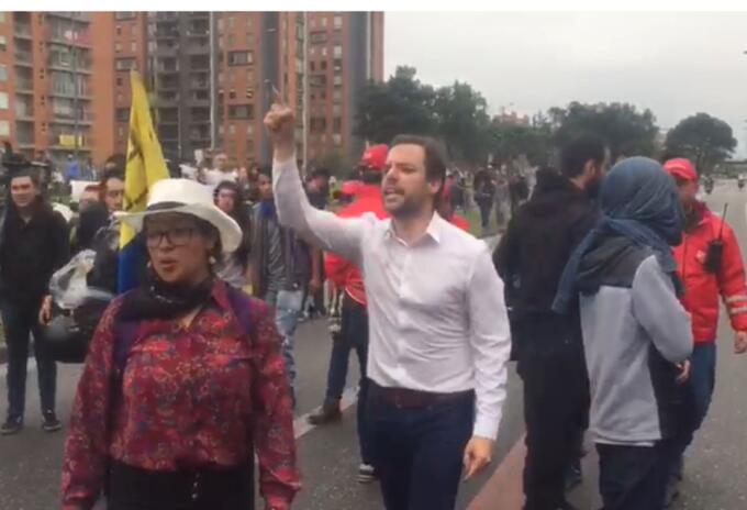 Luis Ernesto Gómez se enfrenta a manifestantes