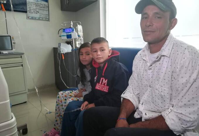El señor Alex Parra junto a sus hijo sen recuperación en una clínica de la ciudad de Pasto