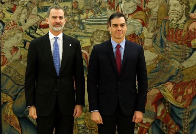 Pedro Sánchez junto al rey Felipe VI