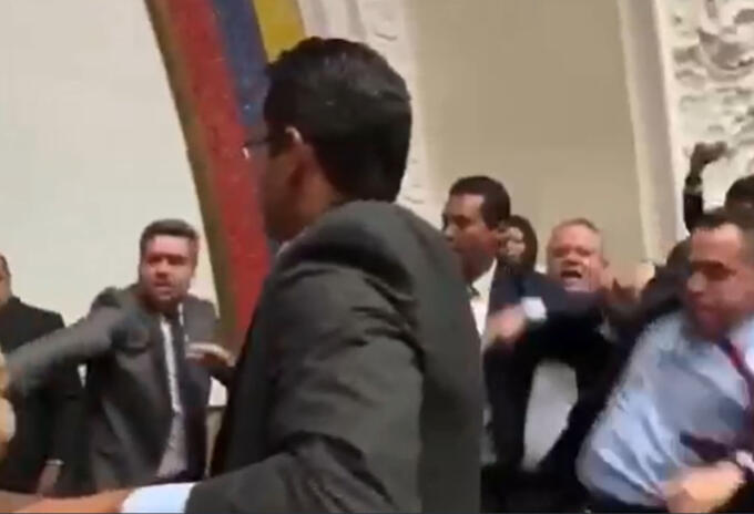 Pelea en el parlamento venezolano Pelea en el parlamento venezolano
