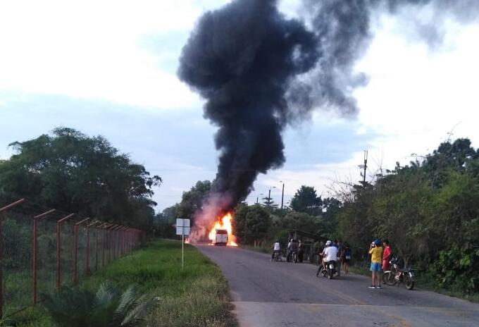Vehículos incinerados en Arauca.
