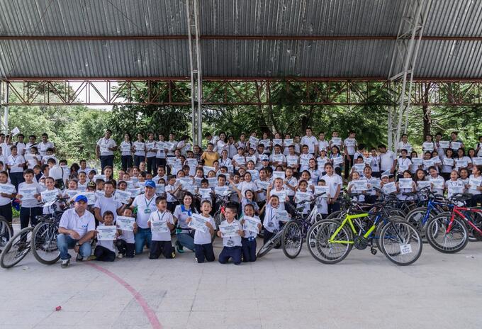 Jóvenes de la Institución Departamental de Jerusalén, llegando en bicicleta al estudiar
