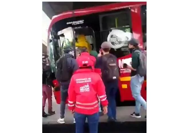 El robo de bus de Transmilenio por parte de encapuchados