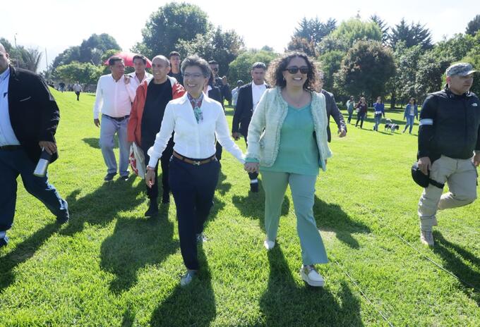 Claudia López junto a Angélica Lozano en el parque Simón Bolívar