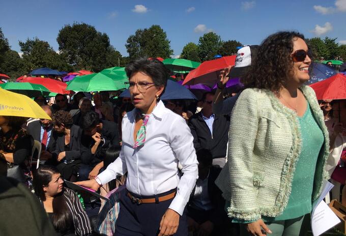 Claudia López y Angélica Lozano en evento de posesión de la alcaldesa de Bogotá