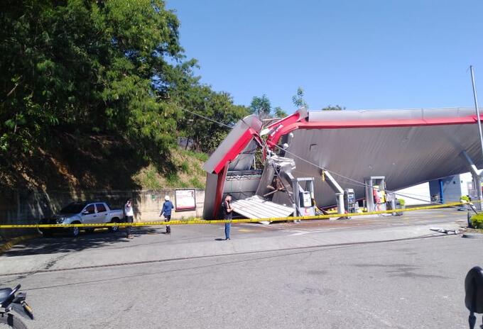 Así quedó la estación de servicio afectada por la caída del cable.