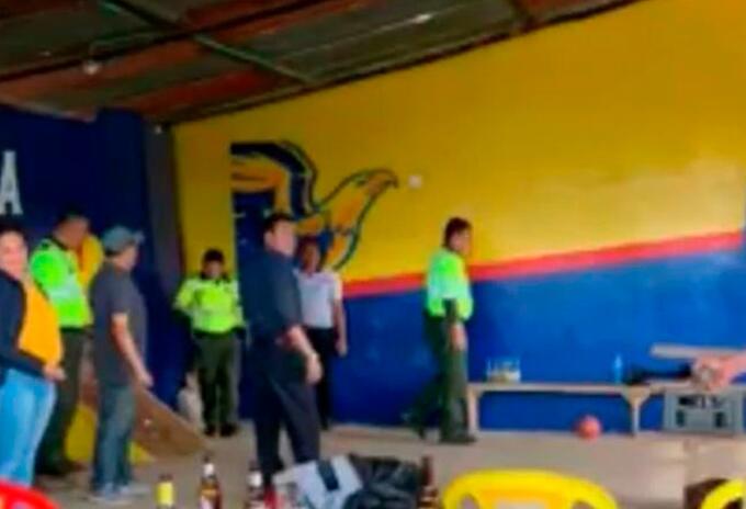 Investigan a Policías que aparecieron en video jugando tejo y tomando licor en Guasca, Cundinamarca