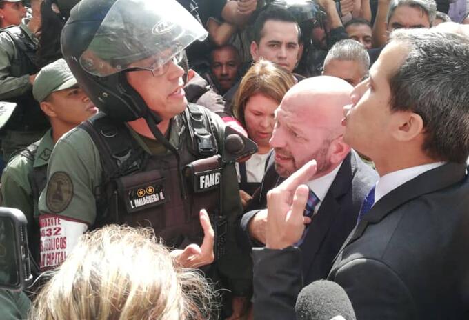 Juan Guaidó en la entrada del Parlamento venezolano