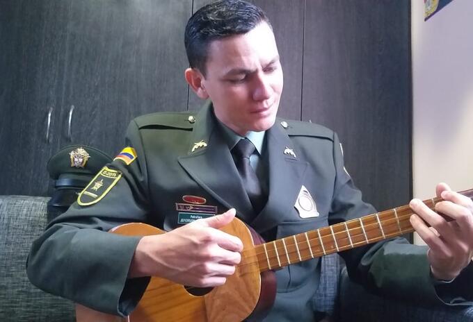 El patrullero Jeferson Chaparro Viancha compuso la canción con la que rinde homenaje a las víctimas del atentado en la Escuela de Cadetes de la Policía General Santander