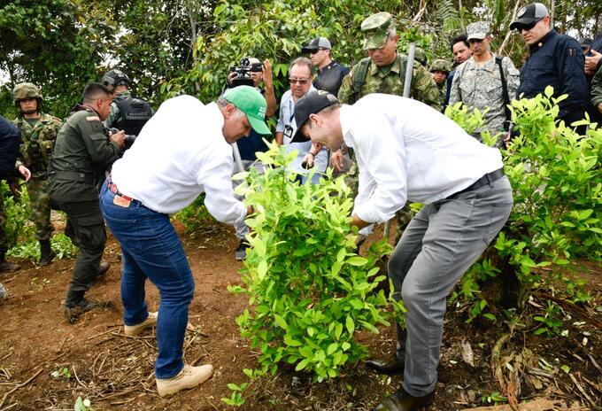 Presidente Duque y un miembro del Gobierno de los Estados Unidos erradicando una mata de coca