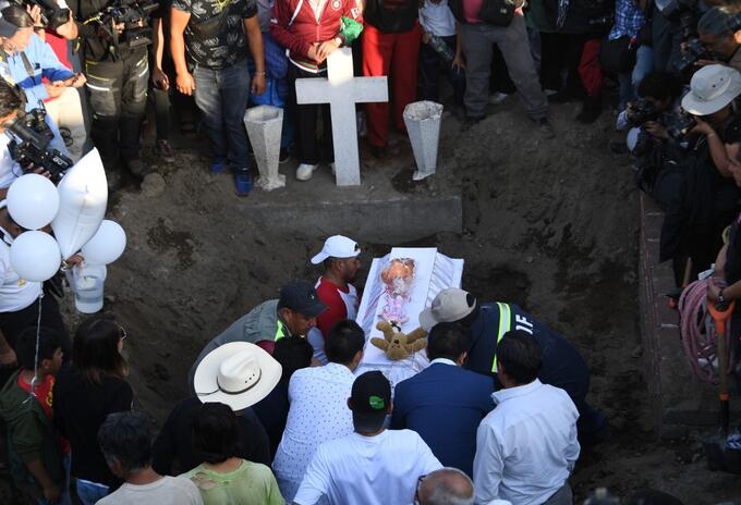 Entierro de niña asesinada en México