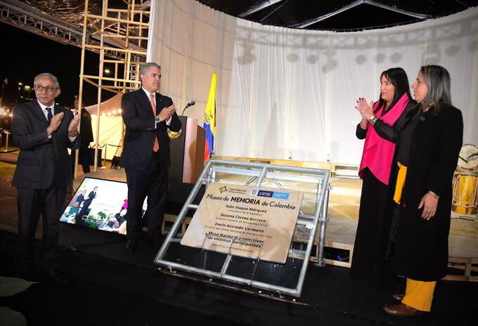 El presidente Iván Duque puso la primera piedra del Museo de Memoria de Colombia.
