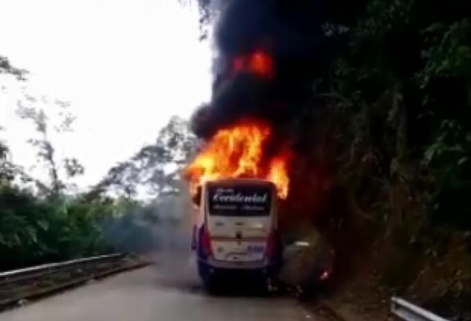 Bus quemado entre Chocó y Risaralda