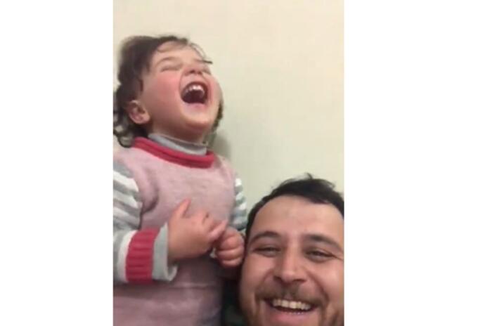 Padre hace feliz a su hija en medio de guerra en Siria Padre hace feliz a su hija en medio de guerra en Siria