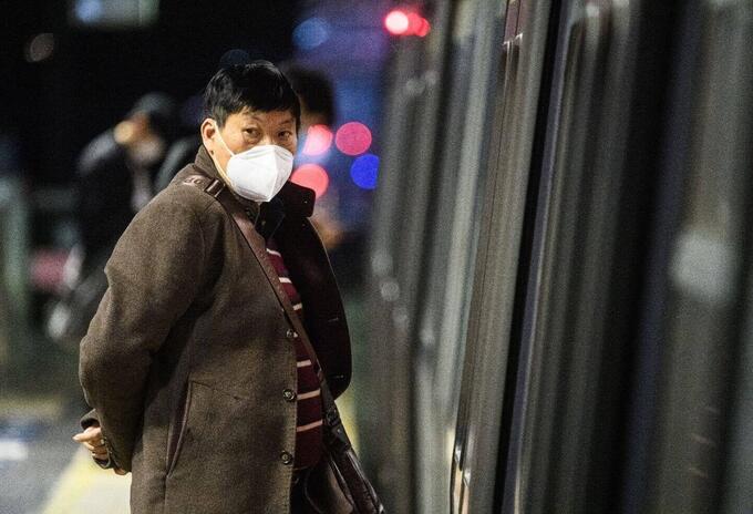 Un hombre en Hong Kong usa máscara para protegerse del coronavirus Un hombre en Hong Kong usa máscara para protegerse del coronavirus