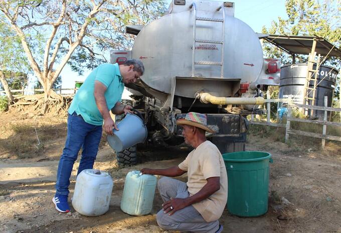 La sequía acabó con el agua en los pozos .