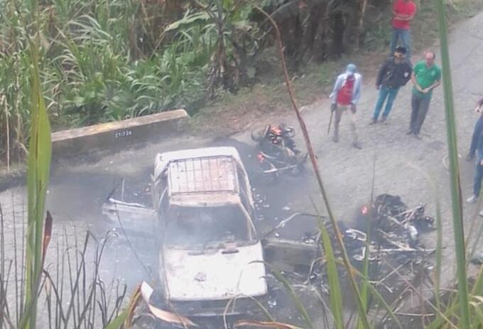 Un carro y cuatro motos incineradas en el Catatumbo