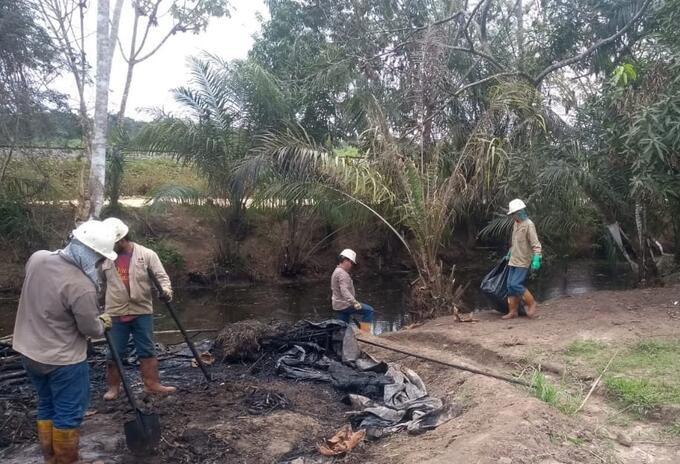 El derrame afectó un jaguey que es utilizado por la propietaria de la zona para las actividades agropecuarias.