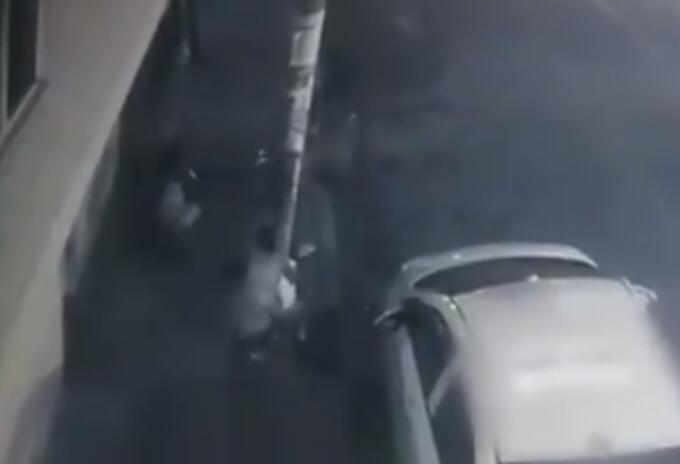 Forcejeo entre una madre y secuestrador