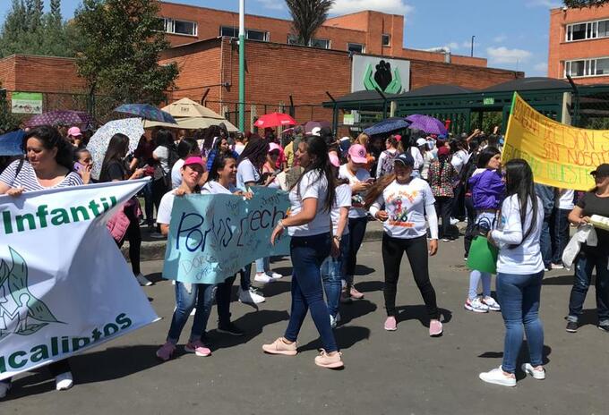 Plantón de padres de familia en Bogotá