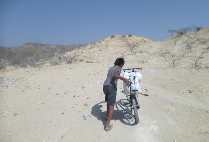 Pobladores, en busca de agua en Manaure, Guajira