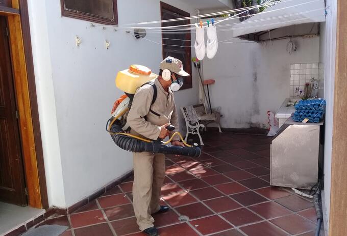 Fumigaron varias viviendas que tenían criaderos de mosquitos.