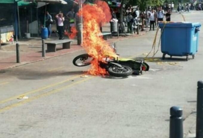 los encapuchados quemaron la moto delante de la gente