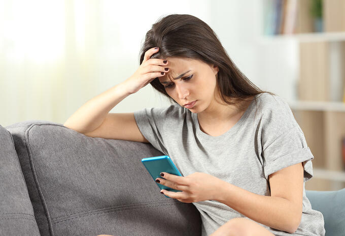 Mujer incómoda con un mensaje en su celular