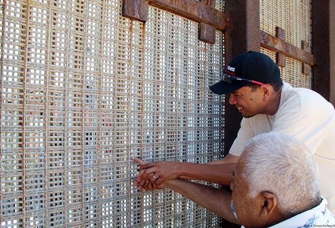 Beso del meñique, Parque de la Amistad, frontera entre México y EE.UU.