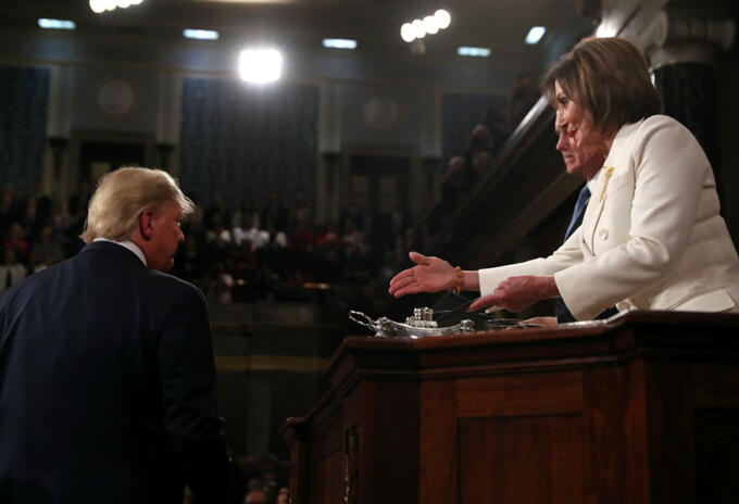 Trump deja a Nancy Pelosi con la mano estirada