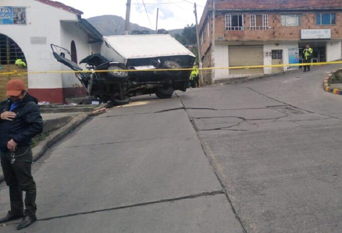 Choque de vehículo contra iglesia