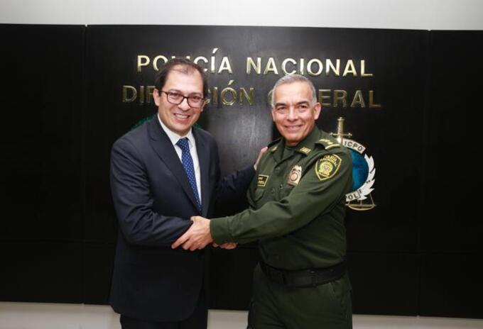 Francisco Barbosa, fiscal general, y el general Óscar Atehortúa, director de la Policía Nacional.