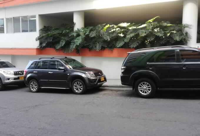 Carros mal parqueados