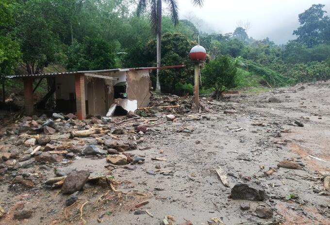 Hallaron un cuerpo de un niño de cinco años, que correspondería a uno de los desaparecidos por la avalancha en Piedecuesta. Las autoridades del área metropolitana de Bucaramanga hallaron un cuerpo humano, que correspondería a un niño de cinco años.