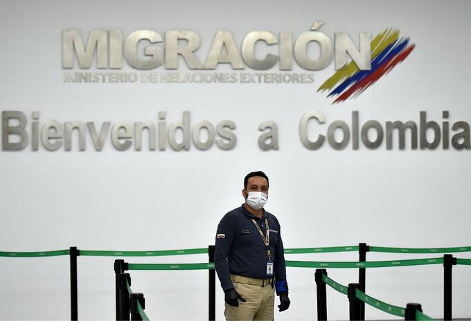 Funcionario de Migración Colombia, en el aeropuerto Eldorado de Bogotá.
